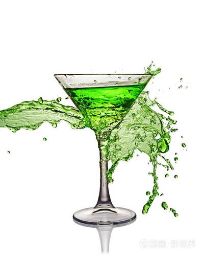 在绿色的含酒精的鸡尾酒饮料玻璃飞溅